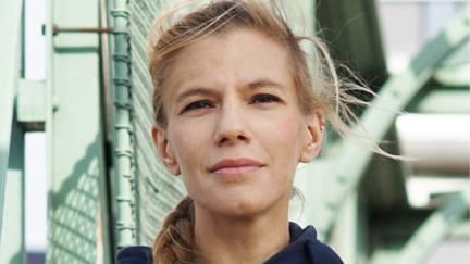 Lisz Hirn trägt auf einem Portraifoto ihre blonden Haare zu einem Zopf geflochten
