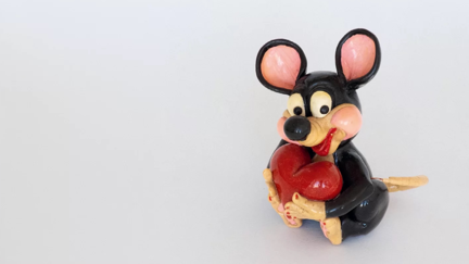Eine Skulptur, die ein Herz in Händen trägt