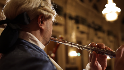 Musiker spielt Querflöte
